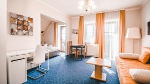 Posezení v ubytování Hotel Kärntnerhof Velden by S4Y