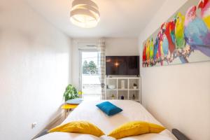 - une chambre avec un lit et une peinture murale dans l'établissement Studio Cosy les Perruches, à Thonon-les-Bains