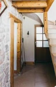 um quarto com um corredor com uma porta e um tripé em Au cœur du massif jurassien em Les Rousses