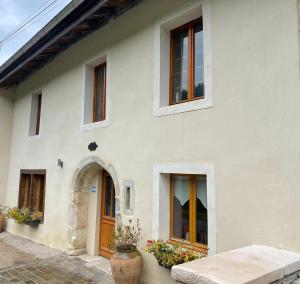 uma casa branca com janelas e uma porta em Au cœur du massif jurassien em Les Rousses
