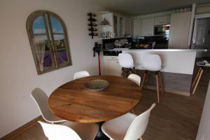 Kuchnia lub aneks kuchenny w obiekcie Ajaccio maison bord de mer dans résidence avec piscine