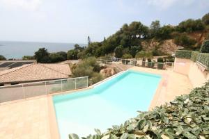 basen z widokiem na ocean w obiekcie Ajaccio maison bord de mer dans résidence avec piscine w Ajaccio