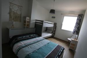 mała sypialnia z łóżkiem i oknem w obiekcie Ajaccio maison bord de mer dans résidence avec piscine w Ajaccio +4 zdjęcia