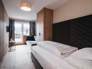 Postel nebo postele na pokoji v ubytování Hotel Chesa Monte 4Sterne Superior + 37 fotografií