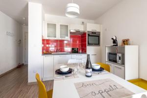 - une cuisine avec une table et une bouteille de vin dans l'établissement Studio Cosy les Perruches, à Thonon-les-Bains