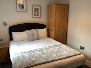 Postel nebo postele na pokoji v ubytování Jeffersons Hotel & Serviced Apartments
