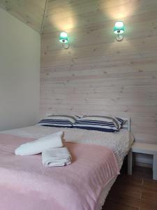 Kriukivshchynaにあるhouse for relaxationのベッドルーム1室(ベッド1台、タオル2枚付)