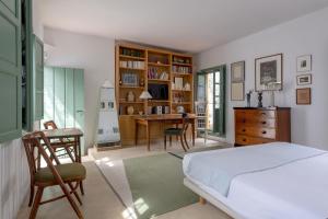 セビリアにあるHommyhome Castellar Luxuryのベッドルーム1室(ベッド1台、デスク、テーブル付)