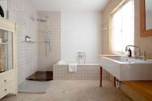 セビリアにあるHommyhome Castellar Luxuryのバスルーム(バスタブ、シンク、シャワー付)