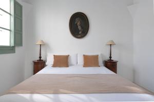 sypialnia z dużym białym łóżkiem i dwiema lampami w obiekcie Hommyhome Castellar Luxury w Sewilli