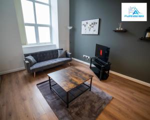 Contractor Stays by Furnished Accommodation Liverpool - Free Parking في ليفربول: غرفة معيشة مع أريكة وطاولة قهوة