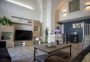 uma sala de estar com uma televisão e uma mesa de centro em Casa Colombo - The Fab Stay em Brindisi