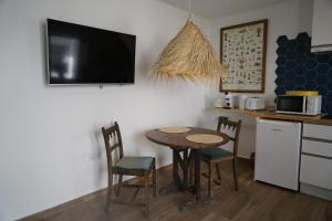 アルテアにあるLa Pecera Alteaのキッチン(テーブル、椅子2脚、カウンター付) +6枚の写真