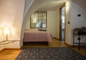 um quarto com uma cama e um espelho na parede em Casa Colombo - The Fab Stay em Brindisi