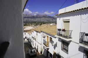 een uitzicht vanuit een gebouw op een straat bij La Pecera Altea in Altea