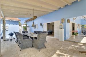 comedor con mesa y sillas en Caribbean Lofts Villa en Kralendijk