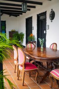 una sala da pranzo con tavolo e sedie in legno di Hotel Hacienda Supracafe a Popayan