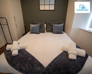 um quarto com uma cama grande e toalhas em Contractor Stays by Furnished Accommodation Liverpool - Free Parking em Liverpool