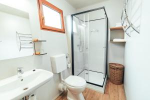 Ванна кімната в Terme Banovci - Mobilne hiške Med Brajdami