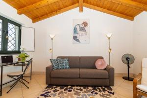 - un salon avec un canapé et une table dans l'établissement Belvedere 3, à Piedimonte Etneo