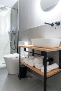 a bathroom with a sink and a toilet at Albatros in Puentedeume