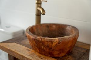 a wooden bowl with a water fountain on a wooden table at Cabana Serra Grande Sossego in Gramado