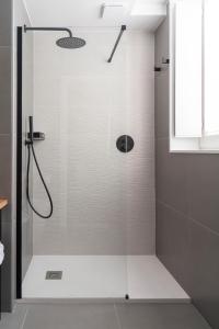 um chuveiro com uma porta de vidro na casa de banho em Albatros em Puentedeume