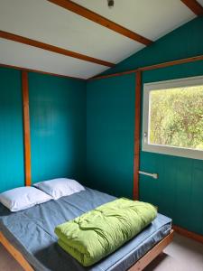 Łóżko lub łóżka w pokoju w obiekcie Camping Onlycamp Les Deux Rives