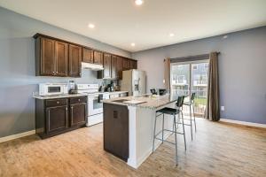 cocina con armarios de madera y encimera en Lovely Townhome Near Museum and Historic Sites!, en Martinsburg