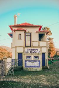 una casa con una señal que lee la monarquía de baso en Estação Ferroviária de Mondim de Basto, en Celorico de Basto