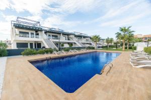 una piscina frente a una casa en Apartamento Alegria ID32, en Villamartin