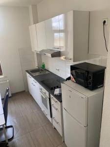 Kuchyň nebo kuchyňský kout v ubytování LEA Apartments Zentrum Ost mit Stellplatz