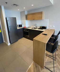 cocina con encimera de madera y nevera en Apartment on Haifa, en Haifa