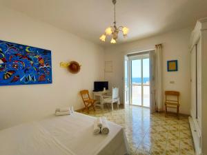 um quarto com uma cama e um quarto com vista para o oceano em La Caura di Casa Camilla Journey em Marina Serra