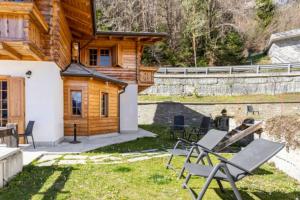 A garden outside B&B Chalet Il Picchio