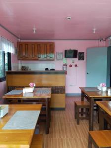 Dapur atau dapur kecil di Roseville Home Stay and Tour Agency Tabaco City