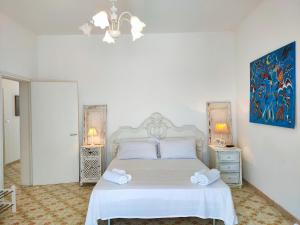 um quarto com uma cama com duas toalhas em La Caura di Casa Camilla Journey em Marina Serra