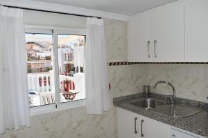 A kitchen or kitchenette at Casa Berrincha