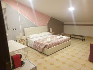 um quarto com uma cama com duas toalhas em Dimoramuri B&B em Catânia