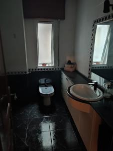 uma casa de banho com um WC branco e um lavatório. em Piso a pie de playa em Vilagarcia de Arousa