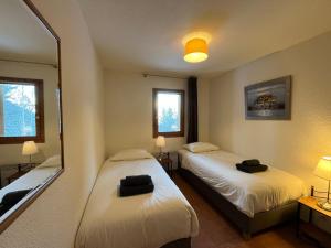 Zimmer mit 2 Betten und einem Spiegel in der Unterkunft Chalet with mountainview in 