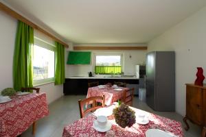 uma sala de estar com duas mesas e uma cozinha em B&b Stregatto dalla Luna em Feltre