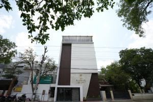 un bâtiment avec un panneau sur son côté dans l'établissement Sri Ambal Grand, à Virudunagar