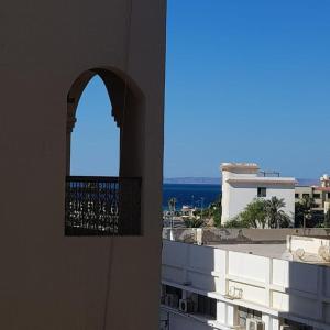 een raam in een gebouw met uitzicht op de oceaan bij Sweet Home- No Egyptian in Hurghada
