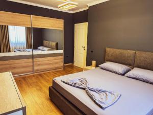 sypialnia z dużym łóżkiem i lustrem w obiekcie Paradise rooftop 2 w mieście Golem