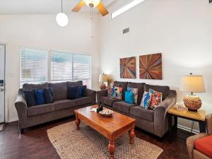 Una sala de estar con dos sofás y una mesa de café. en Bermuda Bungalow, en Galveston