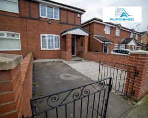 uma casa de tijolos com um portão em frente em Insurance Stays by Furnished Accommodation Liverpool - Family Home em Liverpool