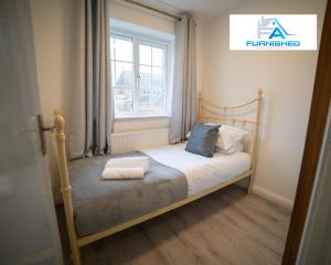 um pequeno quarto com uma cama e uma janela em Insurance Stays by Furnished Accommodation Liverpool - Family Home em Liverpool