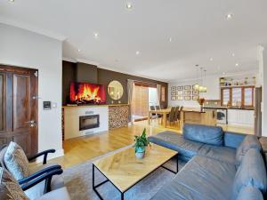 uma sala de estar com um sofá e uma mesa em Cottage 8 Virginia Avenue em Cidade do Cabo
