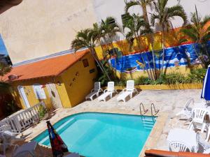 A view of the pool at Casa da Arara or nearby